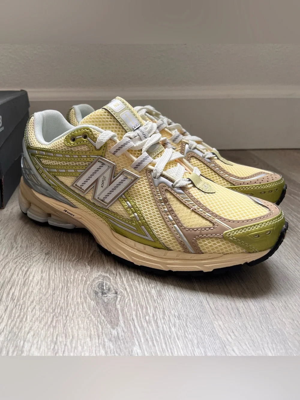 New Balance 1906R "Butter / Metallic Silver" - Picture 2 of 6
